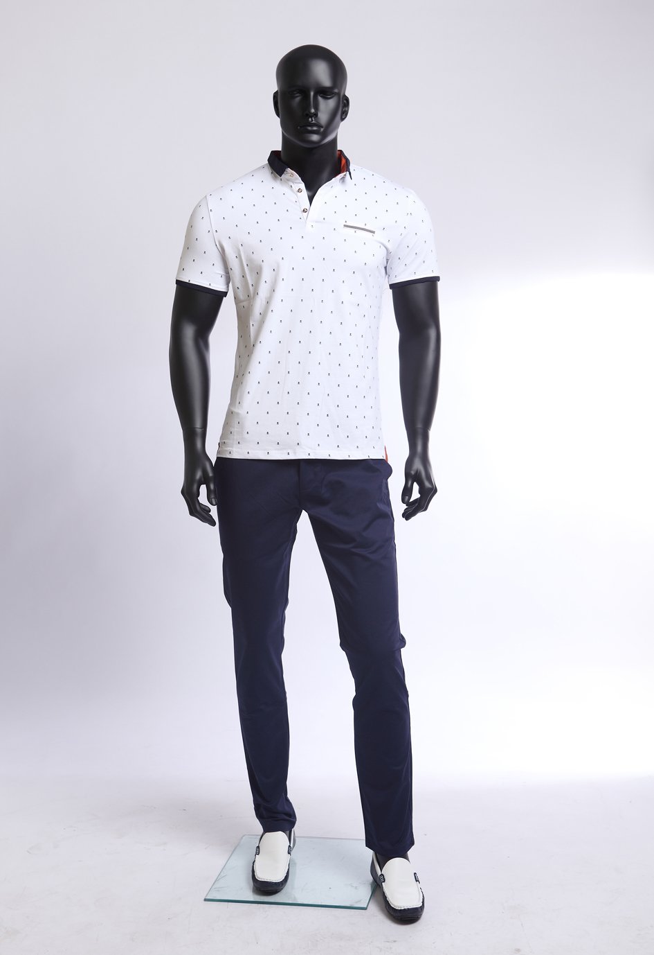 Mannequin homme en fibre de verre noir mat avec socle en métal et mousse