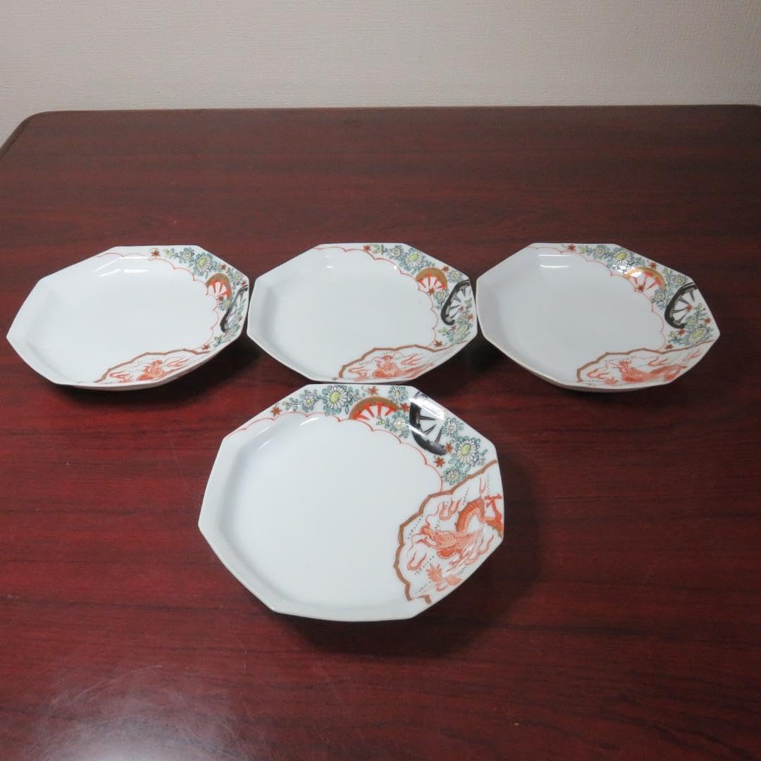 八角皿 4枚 龍 ドラゴン 竜 銘 菊 車輪 白磁器 古伊万里 明治 八角皿 4枚 龍 ドラゴン 竜 銘 菊 車輪 白磁器 古伊万里 明治 八角