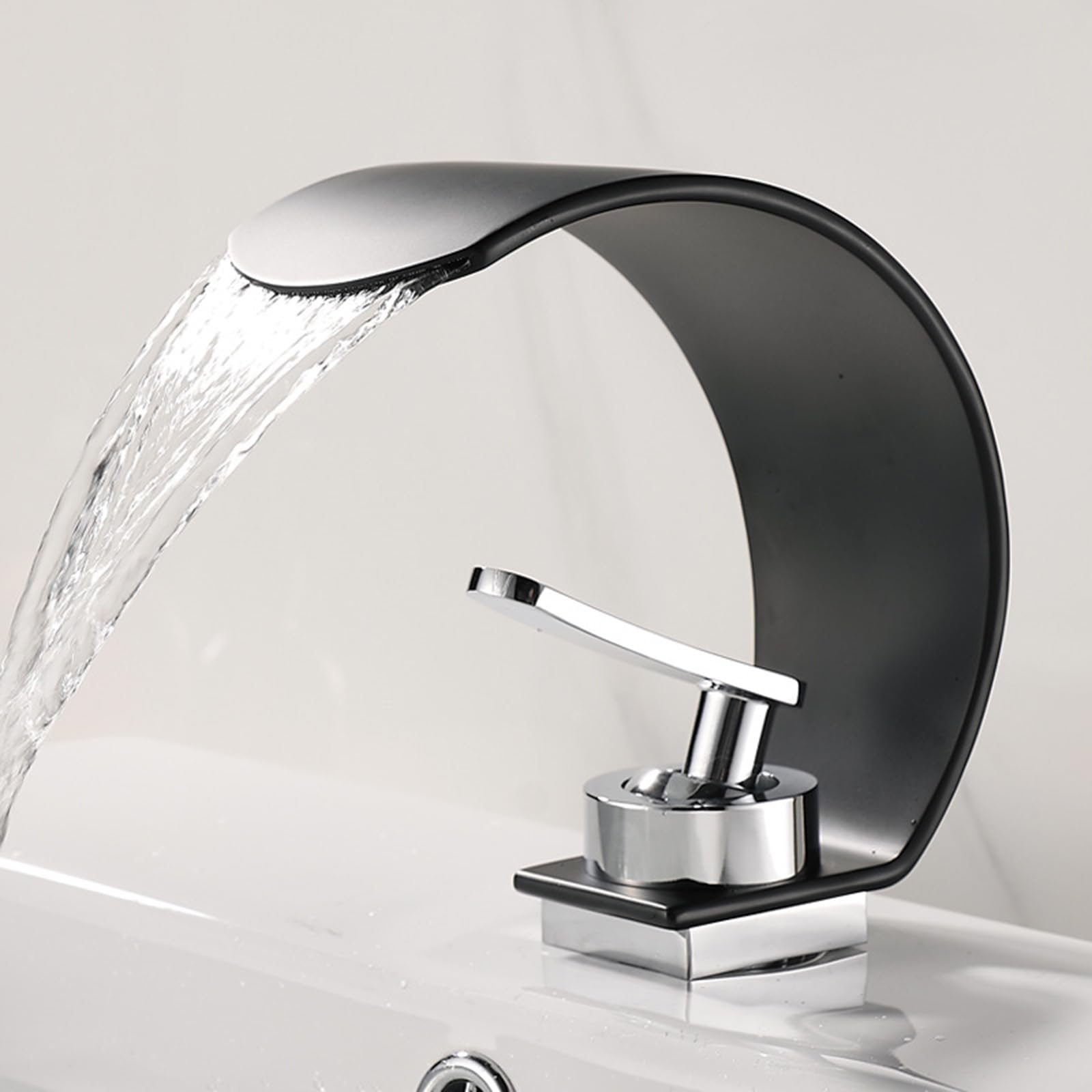 Robinet mitigeur cascade pour moderniser une vasque de salle de bain