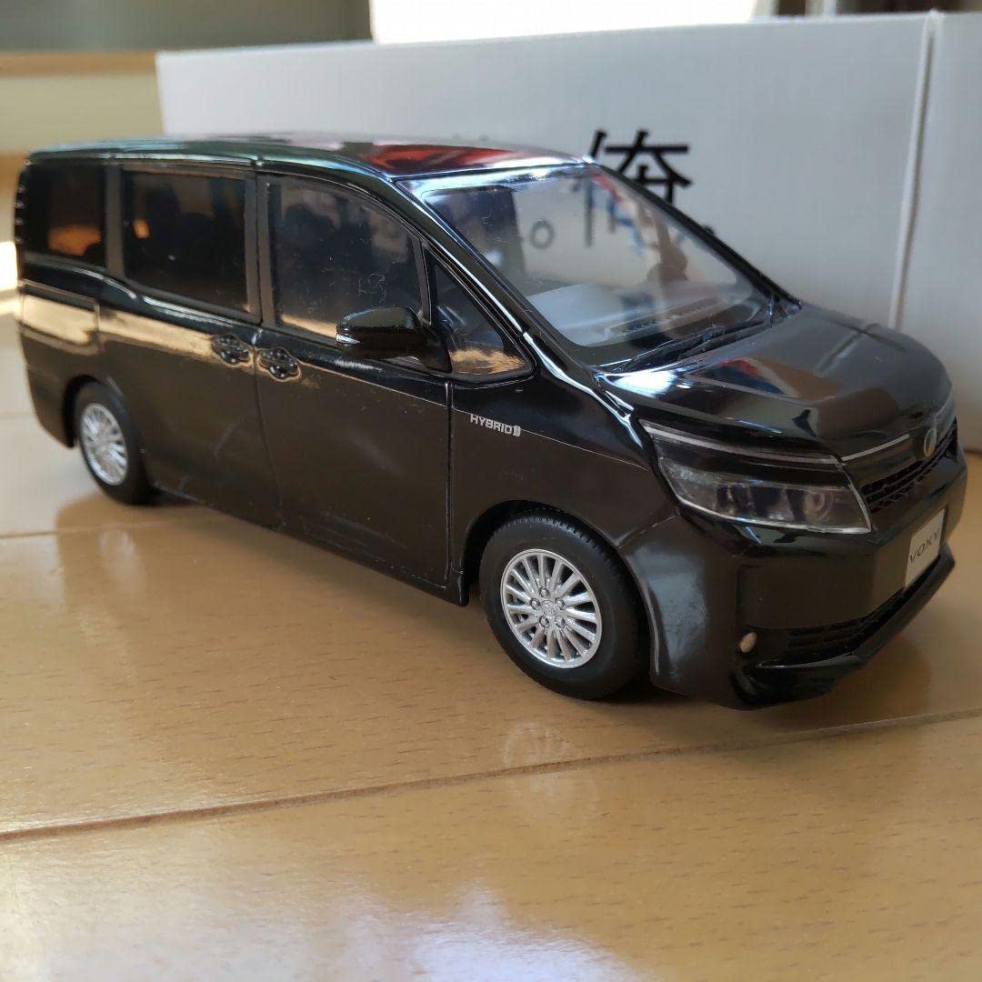 Amazon.co.jp: TOYOTA VOXY HYBRID Vカラーサンプル:黒202 ミニカー