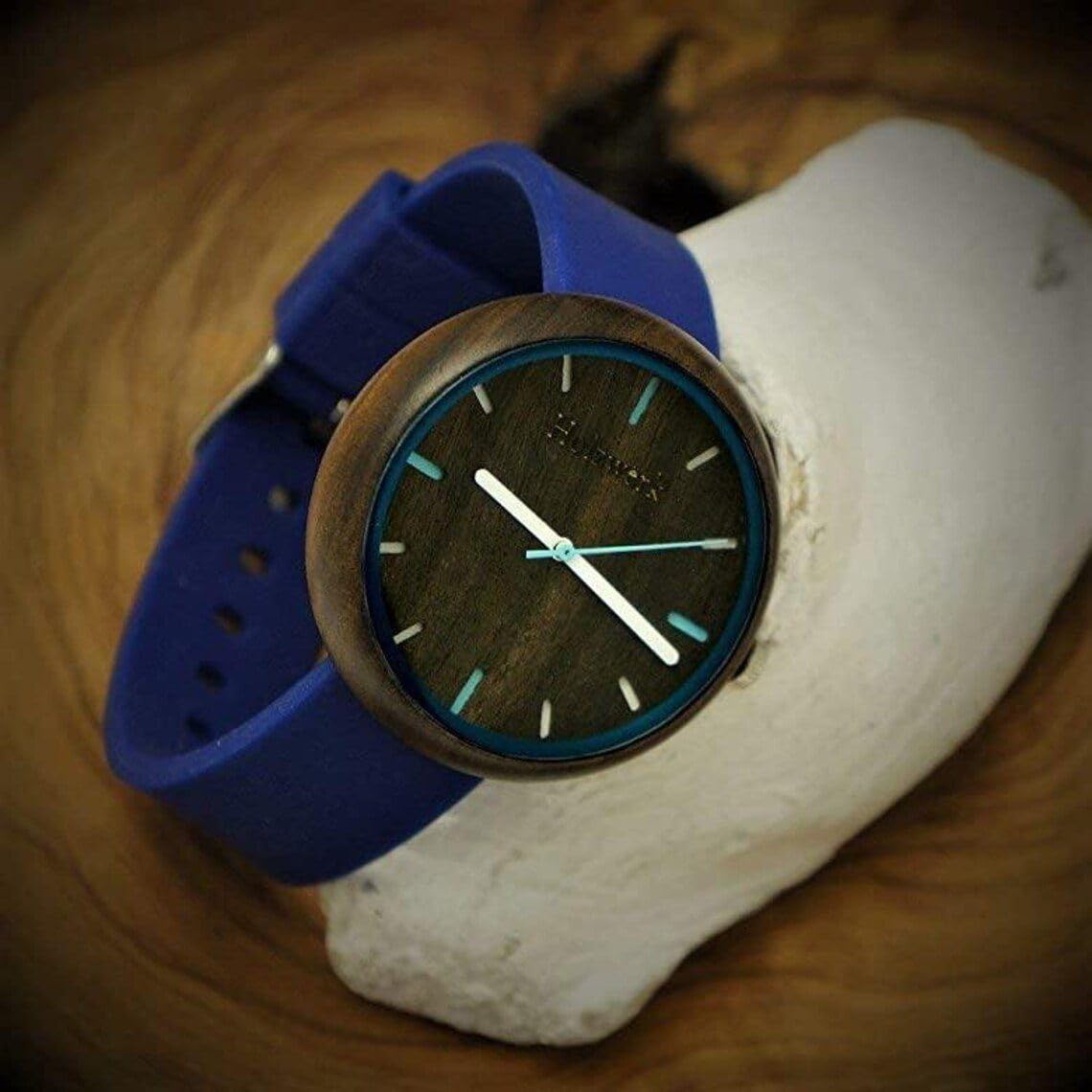 Holzwerk Germany Orologio da polso realizzato a mano, da donna, ecologico, naturale, vegano, in legno, analogico, classico, al quarzo, con cinturino in caucciù e cassa in legno, colore: blu e marrone