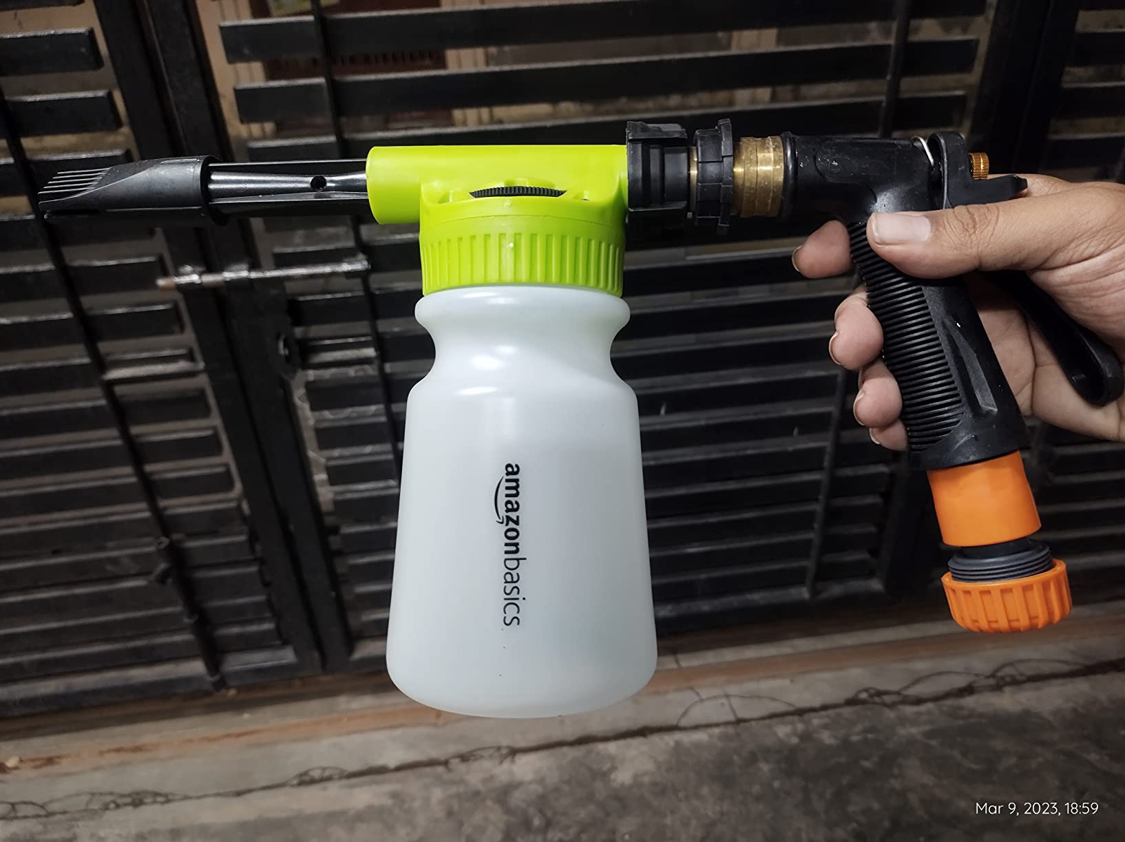 AmazonBasics Car Foam Blaster and Sprayer, 30.4Ounce (0.9Liter