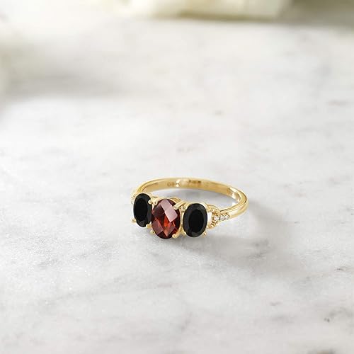 Miniatura 4 de Gem Stone King Anillo de compromiso ovalado de oro amarillo de 10 quilates con granate rojo y ónix negro y diamantes para mujer