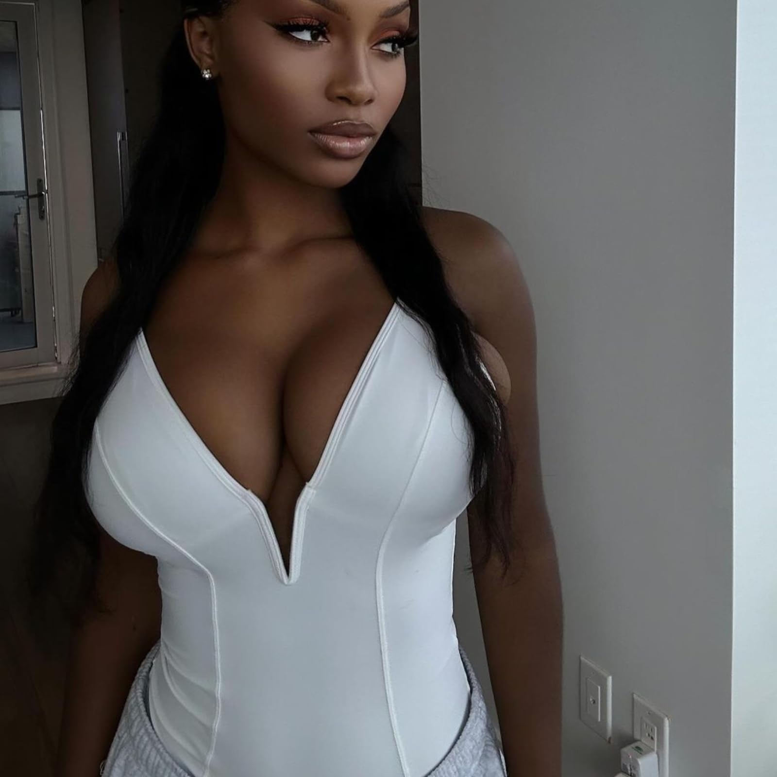 QTANZIQI Damen-Shapewear-Body aus Spitze mit integriertem BH, tiefem V-Ausschnitt, Bauchweg-Body, sexy Schlankheits-Bodysuit zum Ausgehen