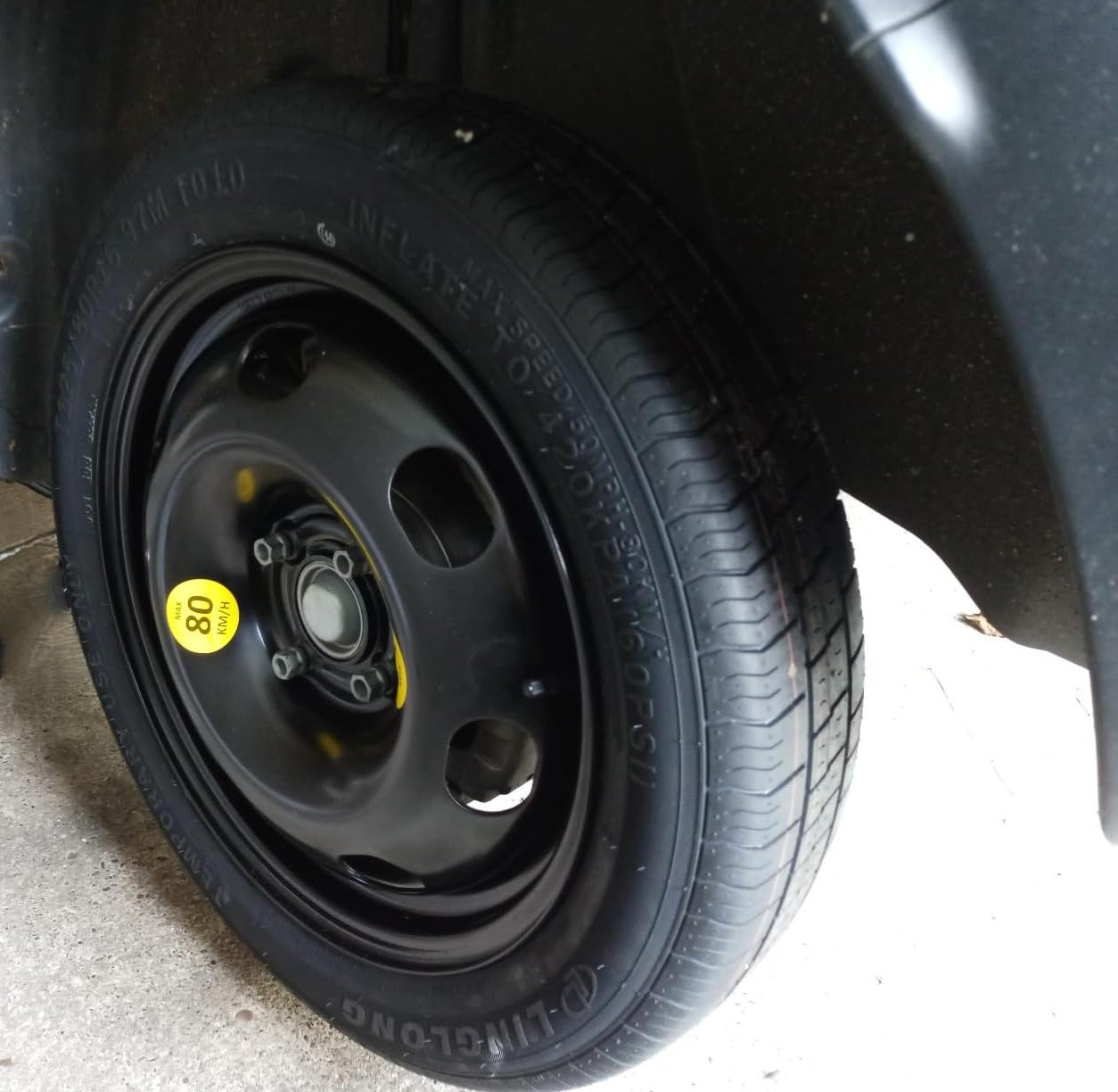 Kit Ruotino di Scorta 16" compatibile con Dacia Sandero - Sandero Stepway - Sandero Streetway con Cric, Chiave, Vite di fissaggio, Guanti e Sacca, solo per pneumatici 205/60R16 (135/90R16 (65x14 cm))