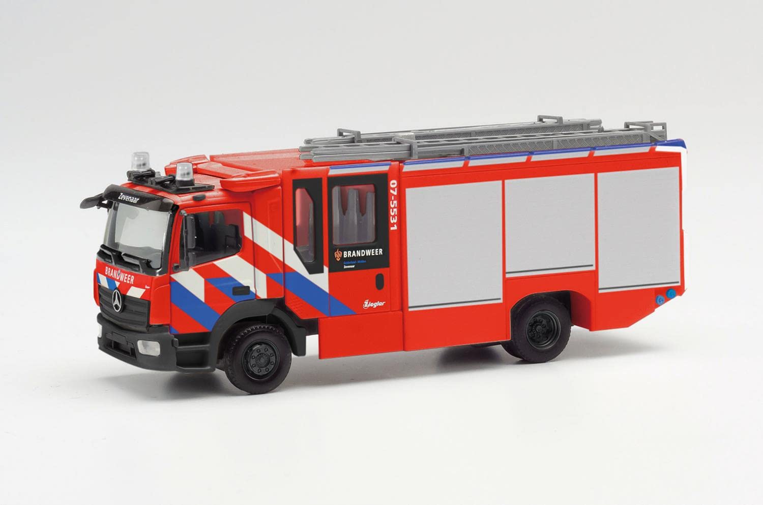 Herpa LKW Modell Mercedes Benz Atego `13 Ziegler Z-Cab „Brandweer“ Feuerwehr, originalgetreu im Maßstab 1:87, Modell LKW für Diorama, Modellbau Sammlerstück, Deko Miniaturmodelle aus Kunststoff