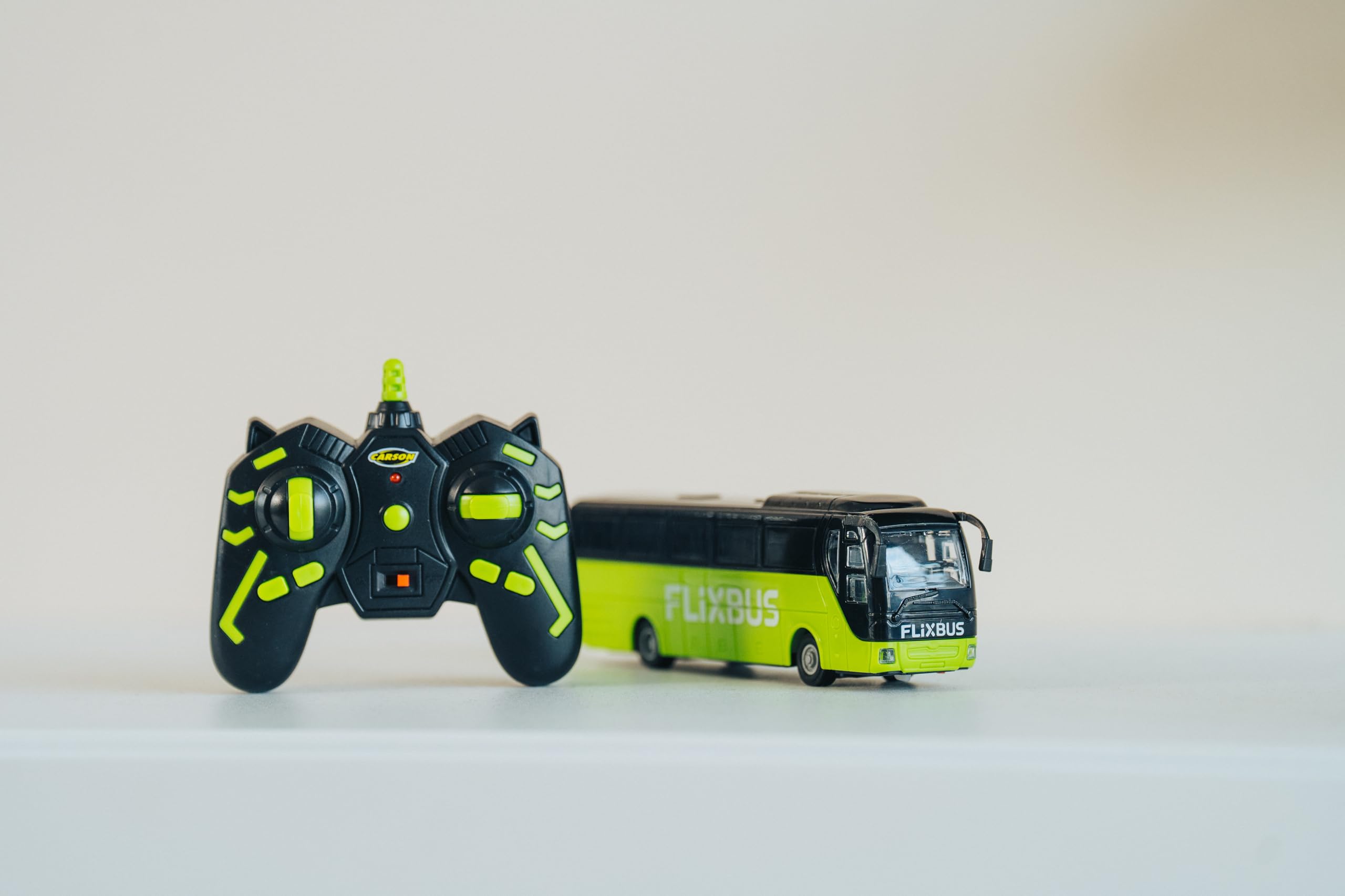 Carson 1:64 Flixbus 2,4 GHz 100% RTR - 100% prêt à Rouler, Bus Jouet, Voiture Jouet, Voiture télécommandée, pour Enfants à partir de 3 Ans, autonomie env. 80 Min, Bus RC, télécommandé