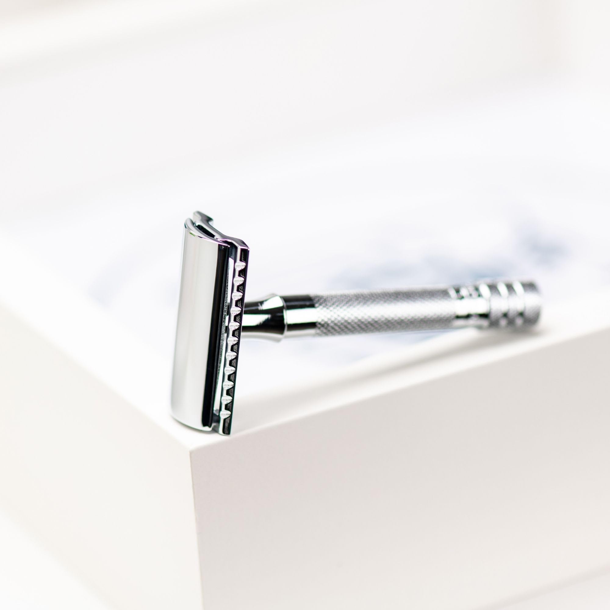 MERKUR Rasoio 33C | classico cromato lucido | rasoio a tre pezzi con taglio dritto | pettine chiuso | ideale per rasatura a umido | zinco pressofuso | manico in ottone | Made in Germany