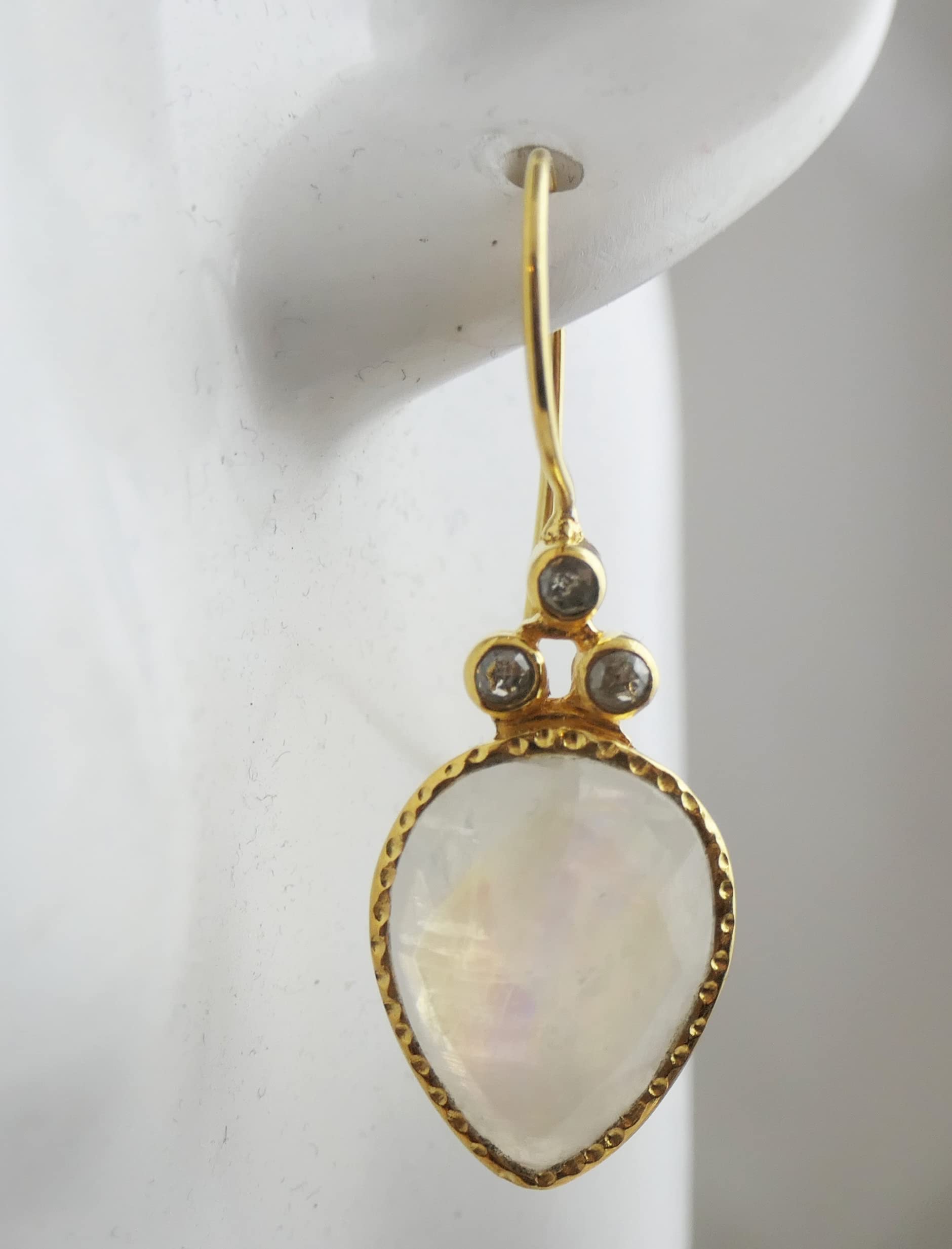 Pendientes de plata de ley con piedra de luna y diamantes chapados en oro