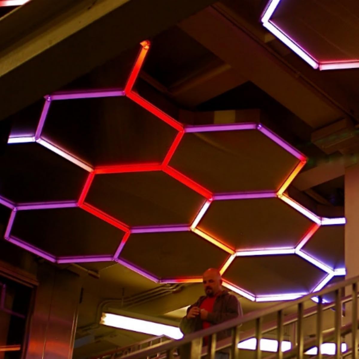 六角形ハニカムLEDガレージライト 高輝度 色変更リモコン付き 天井照明 ジム/バー/ゲームルーム用 358種類モード (3つの穴/