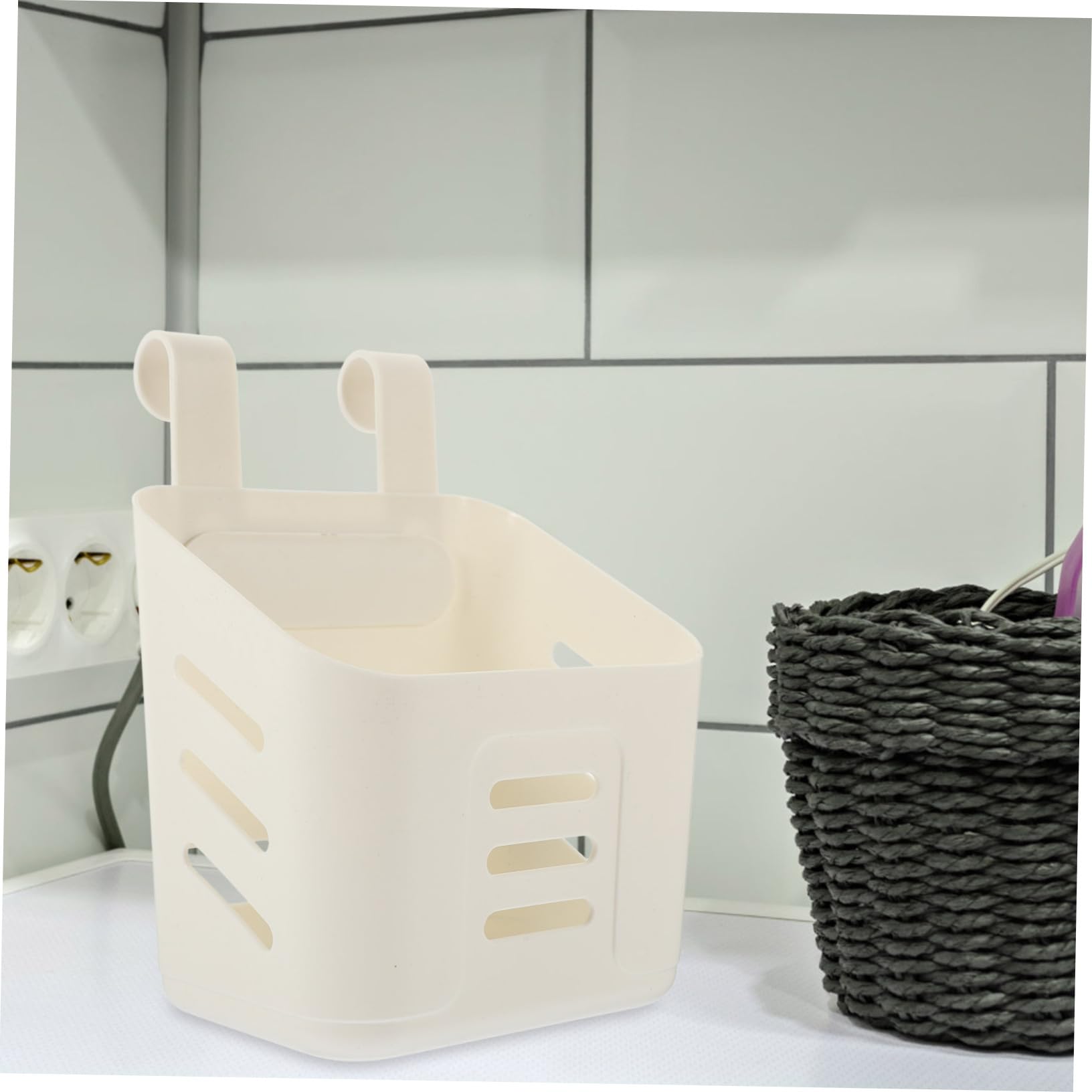 HOMSFOU Hängekörbe Vielseitig und Platzsparend für Küche und Bad 2 Stück aus Kunststoff Praktische Wandaufbewahrungskörbe Modernes Weißes Design für Haushalt