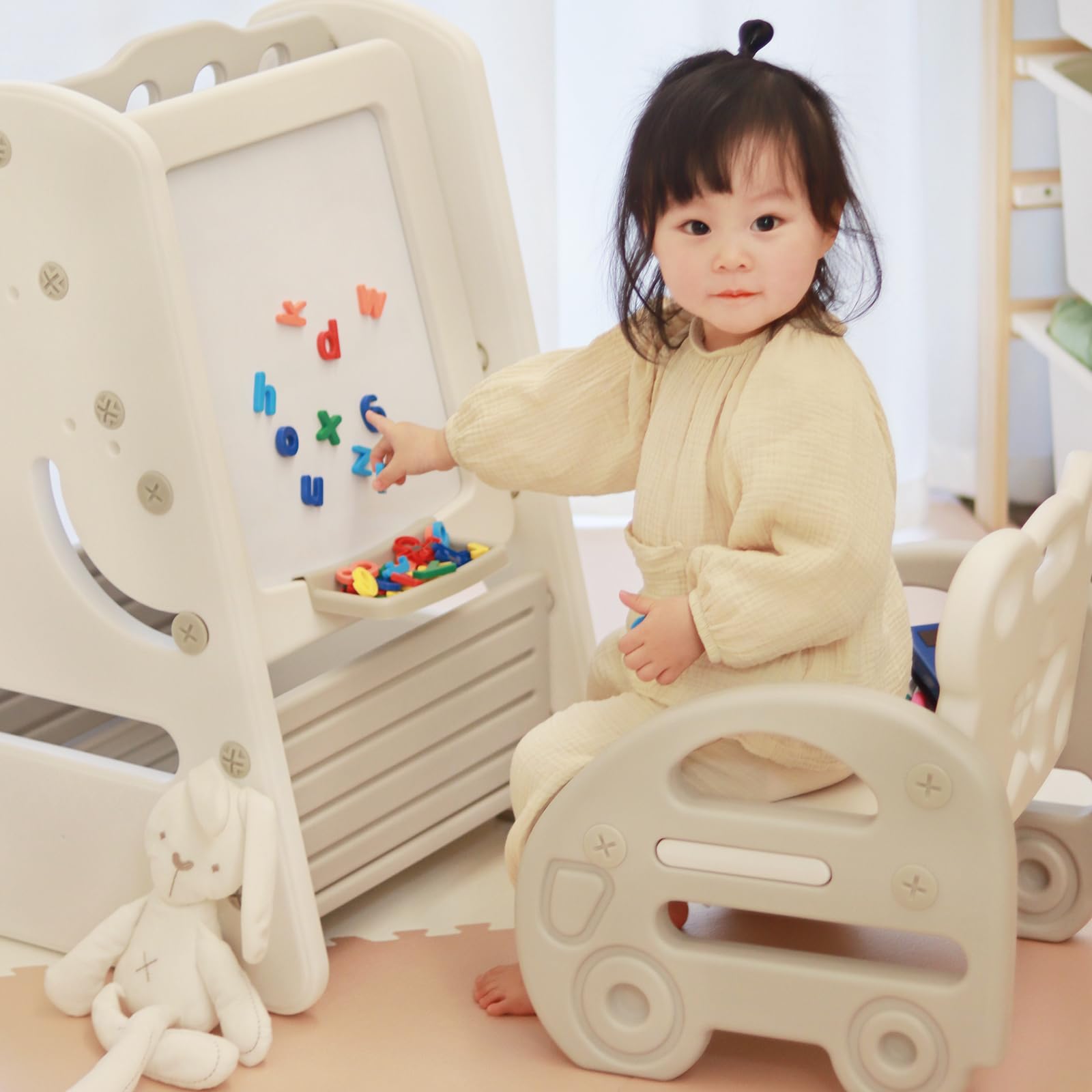 Juego de mesa y silla para niños, caballete de arte convertible 3 en 1 y estantería de exhibición con tablero de pintura magnético, estante de almacenamiento inferior, caballete de pie con 2