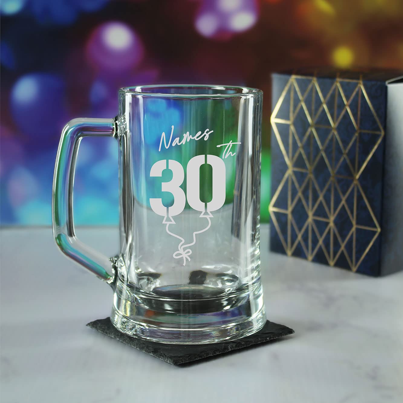 Chope à bière gravée personnalisée avec inscription « Happy 30th Birthday » dans une boîte cadeau