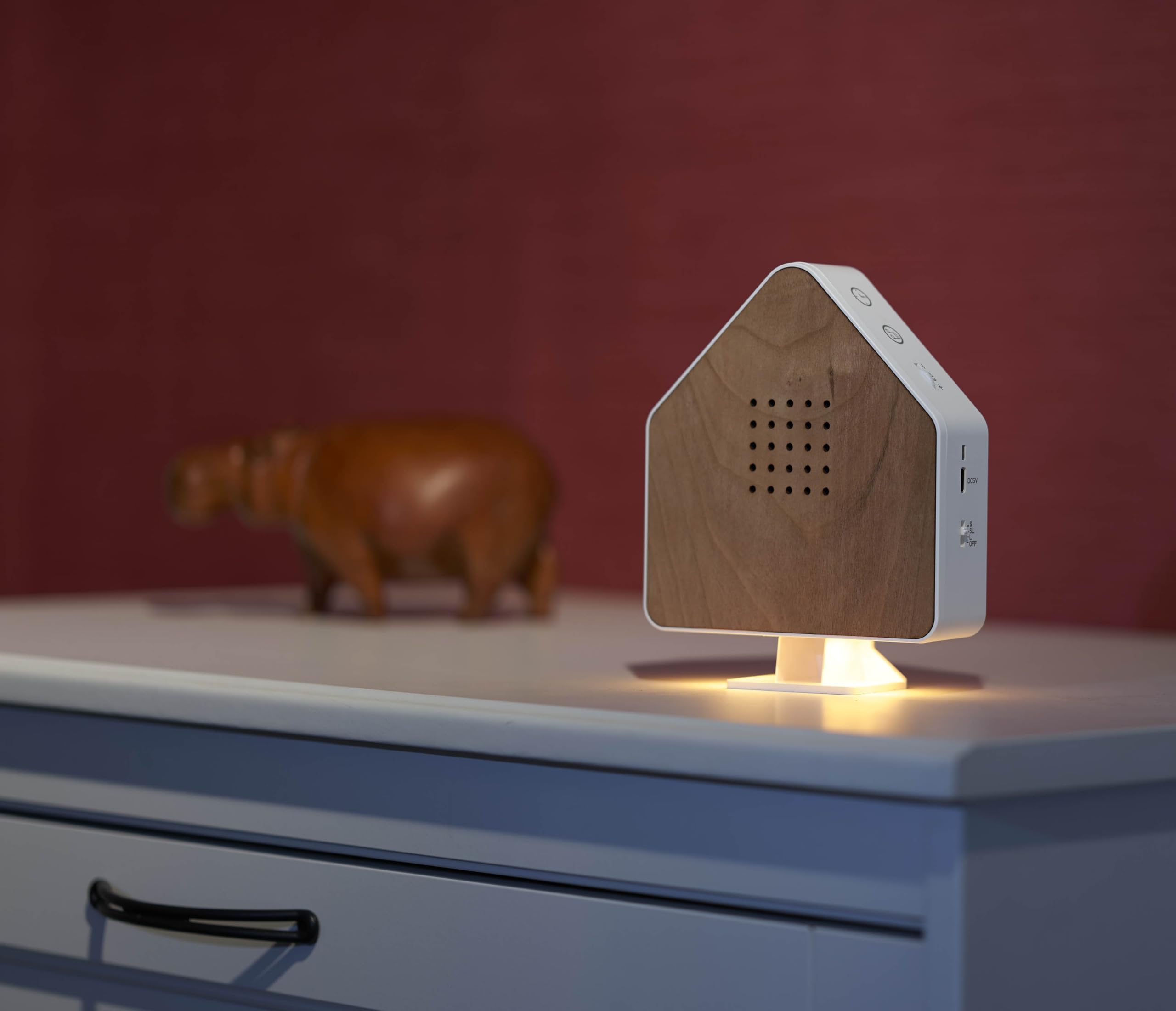 Northpoint Caja de ruidos naturales con forma de pájaro, caja de madera auténtica, sensor de movimiento HF, luz recargable con soporte de pared, madera de cerezo