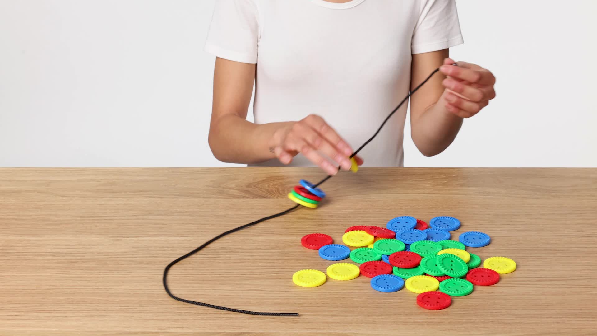 Giocattolo Infilabile Per Bambini - 40 Bottoni Colorati Con Laccio, Età 3+ - Foto 7