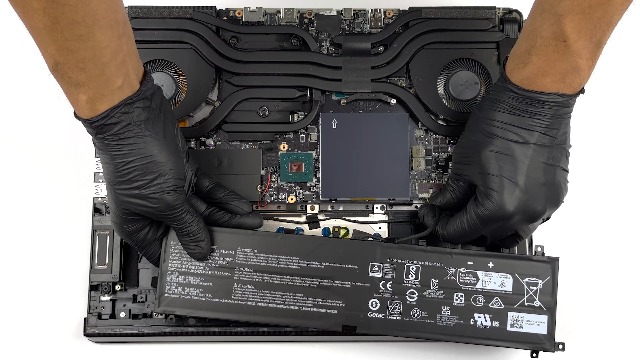 Watch MSI Raider GE78 HX ﹙13VX﹚ - disassembly and upgrade