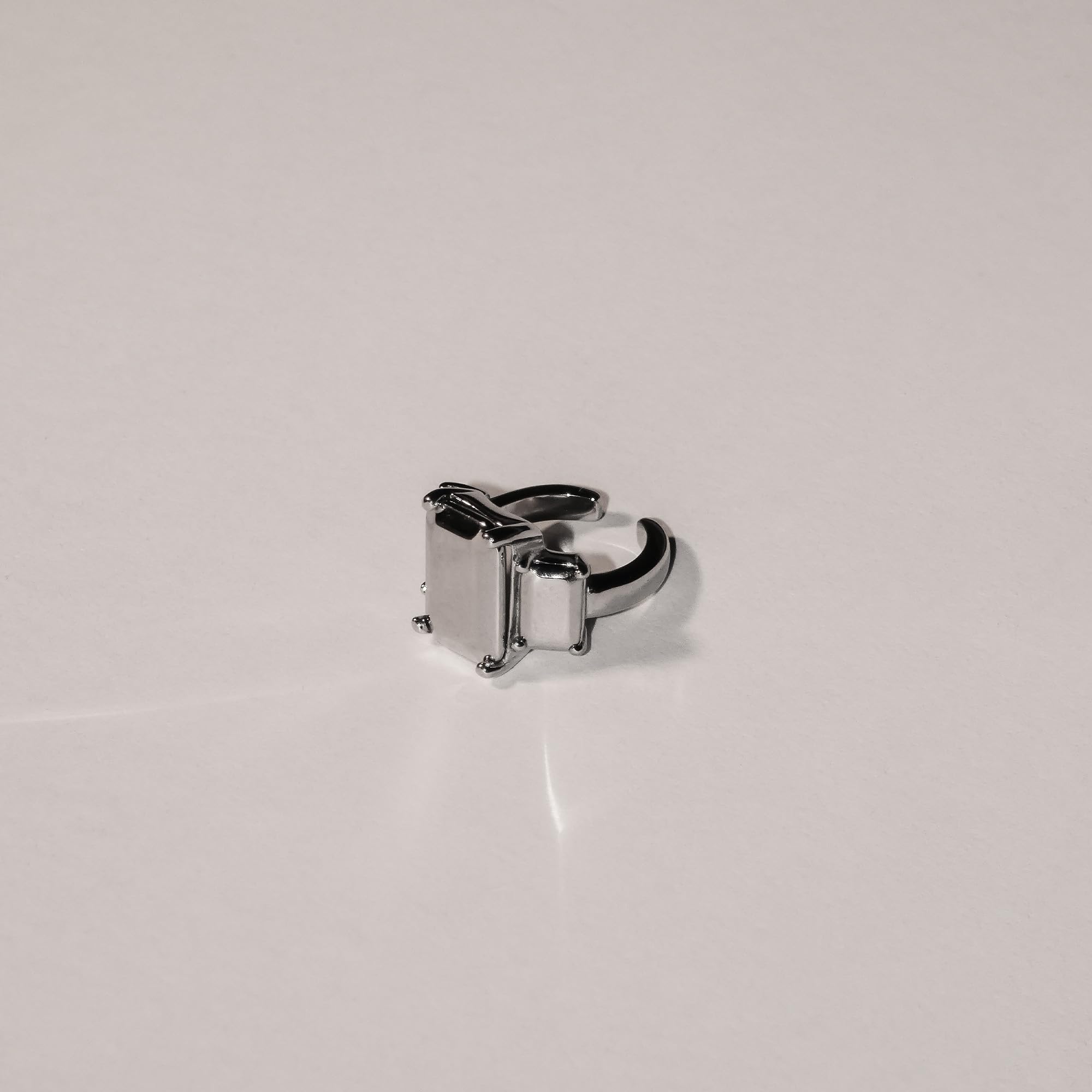 LIEBESKIND BERLIN Damen Schmuck im Diamond Design - Earcuff mit Steel Diamond in Silber - alltagstauglich & besonders - Geschenkidee