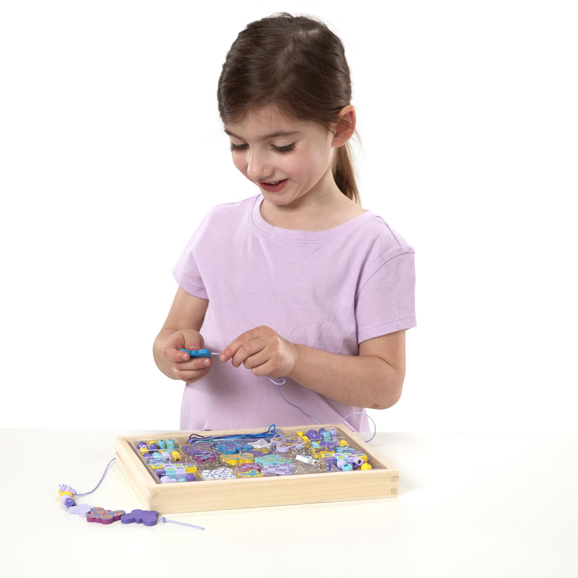 Melissa & Doug - Holzperlen-Set Schmetterlinge, 120 Perlen, Für das Designen von Armbändern und Schmuck, Für Kinder ab 4 Jahren