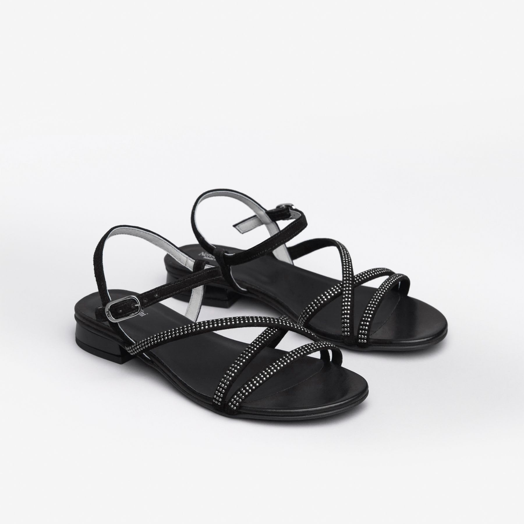 Nero Giardini Sandalo Flat in Pelle. Made in Italy
