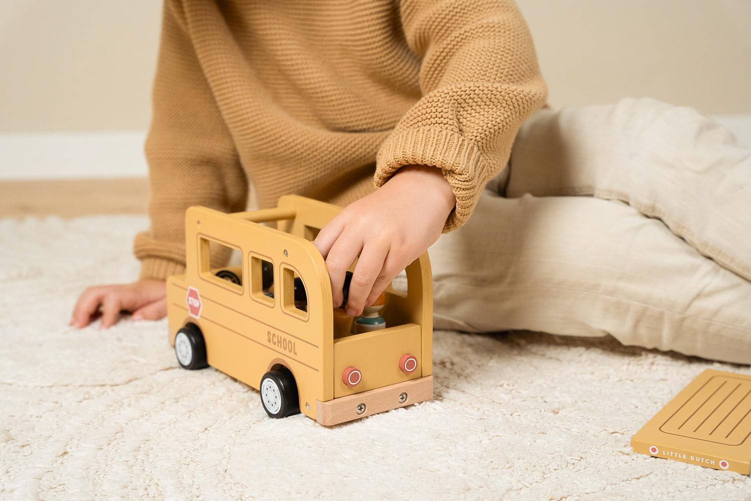 Little Dutch Schulbus Bus Auto inkl. Spielfiguren Holz Kinder - gelb