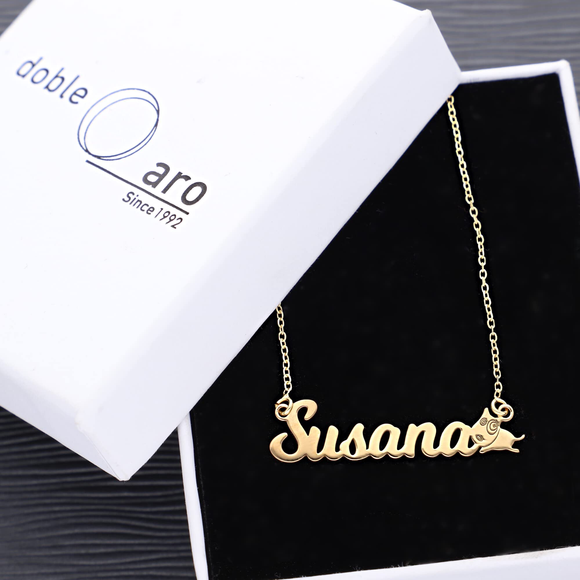 Colgante Personalizado con Nombre - Plata de Ley 925/1000 para Mujer – Collar Artesanal con Cadena Ajustable - Hecho en España (Modelo Dog Oro, Plata de Ley)