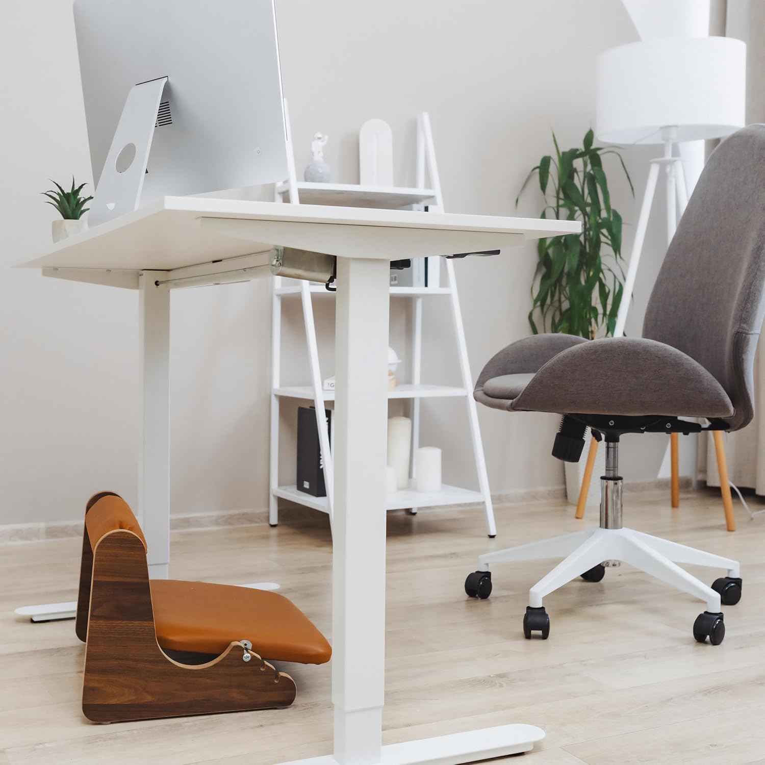 Poggiapiedi da scrivania ergonomico – supporto alla caviglia unico a 3 altezze regolabili, rivestimento in ecopelle elegante (MDF) ideale per Gaming & Ufficio