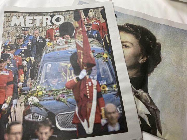 英　METRO 新聞 号外　エリザベス女王ご逝去　メトロ　英字新聞　イギリス 英 METRO 新聞 号外 エリザベス女王ご逝去 メトロ 英字新聞