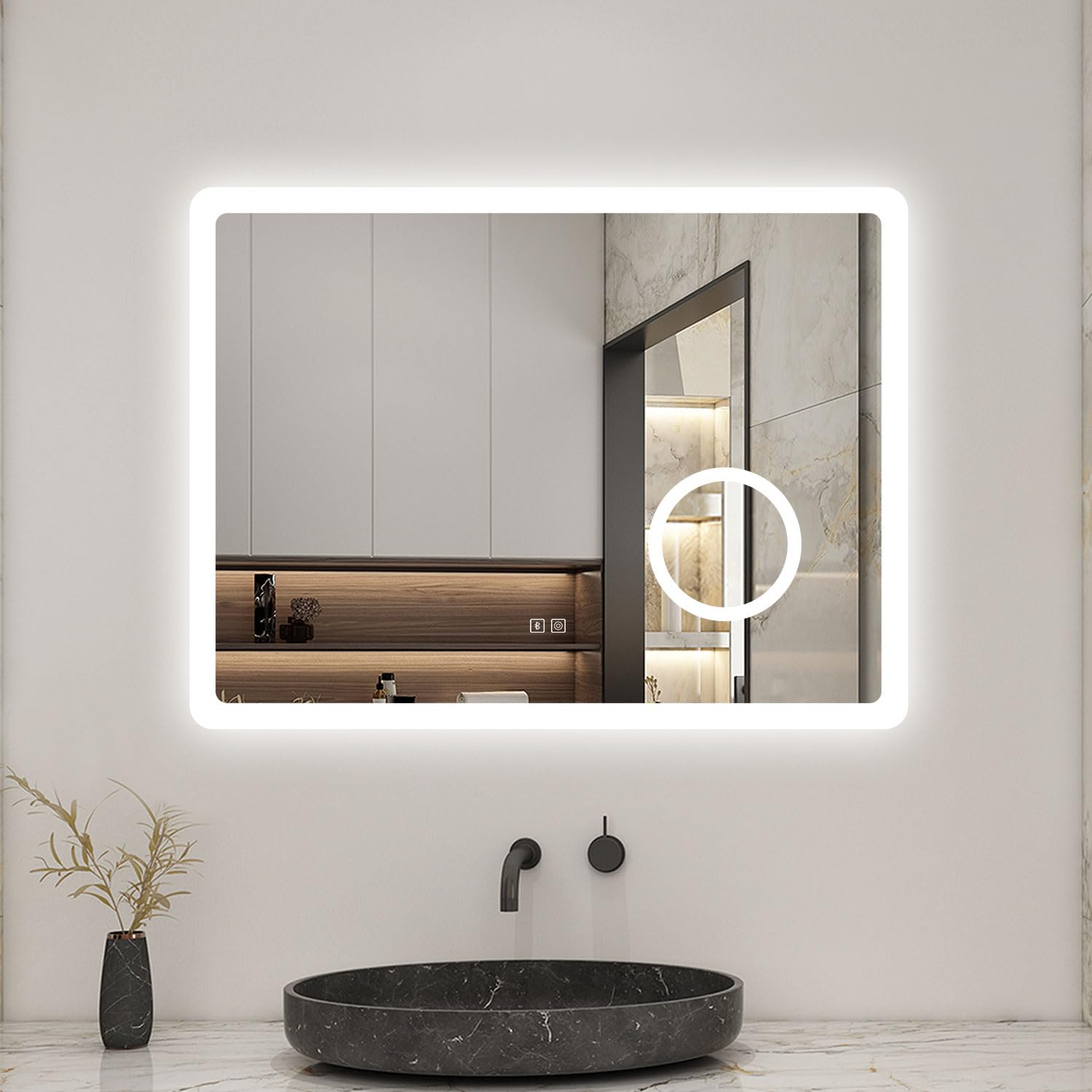 LED Wandspiegel mit Steckdose 80x60cm Bluetooth Beschlagfrei 3 Lichfarbe+Dimmbar Badspiegel mit 3-Fach Vergrößerung Schminkspiegel IP44