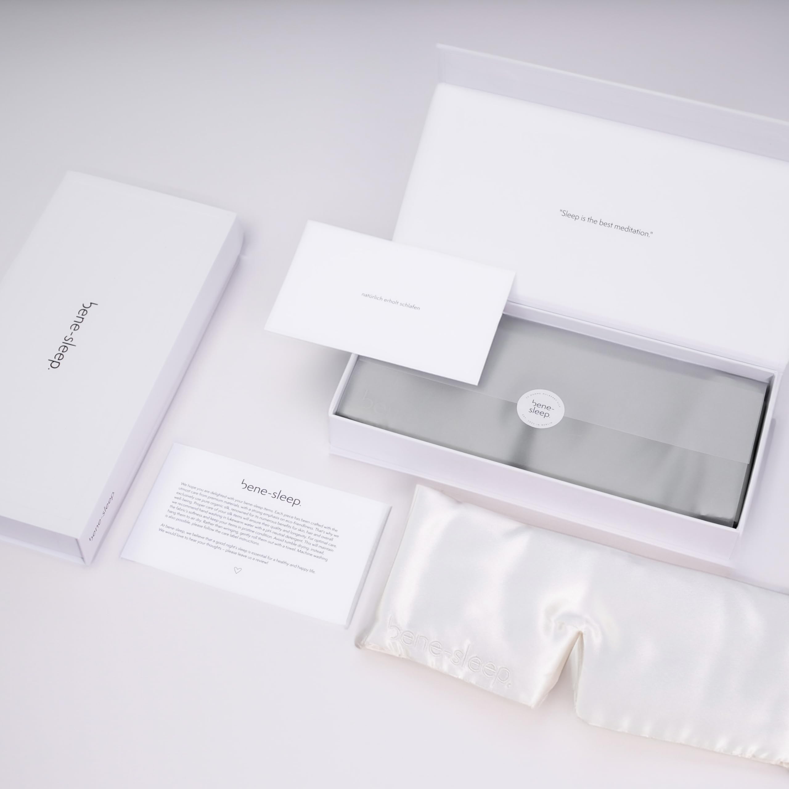 Premium Seidenschlafmaske – 100% lichtdicht – Weiche Polsterung – Hautfreundlich Augenbrille für erholsamen Schlaf – Für längeren REM-Schlaf und schnelleres Einschlafen (Schwarz)