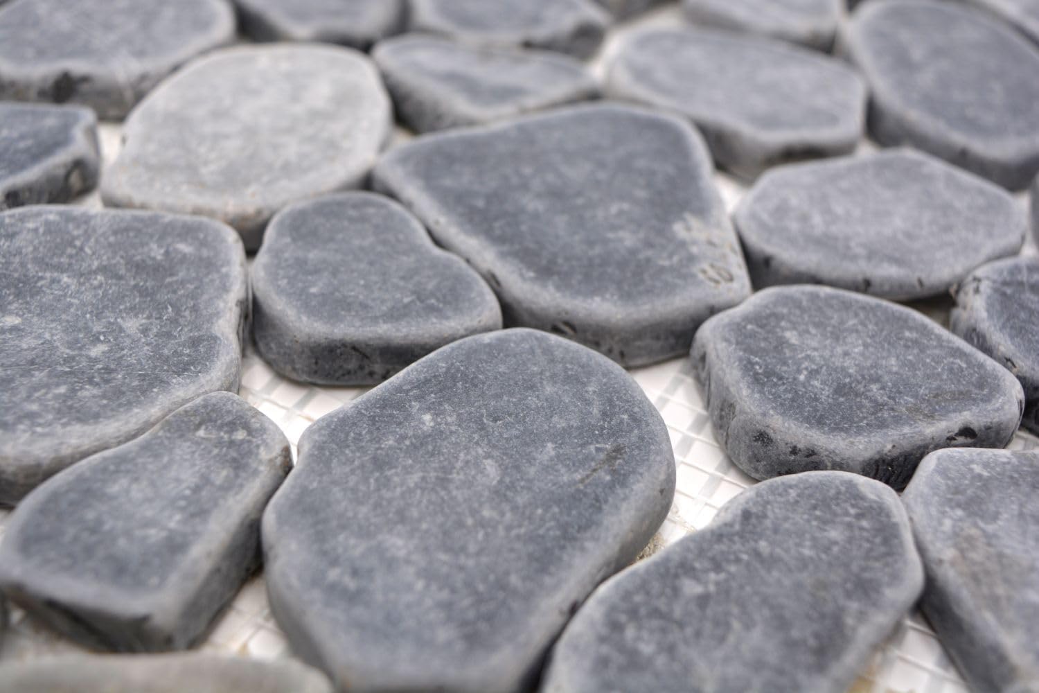 Mosaik Fliese Flußkiesel Steinkiesel Kiesel geschnitten schwarz grau anthrazit für BODEN WAND BAD WC DUSCHE FLIESENSPIEGEL THEKENVERKLEIDUNG BADEWANNENVERKLEIDUNG Mosaikmatte Mosaikplatte | 10 Matten