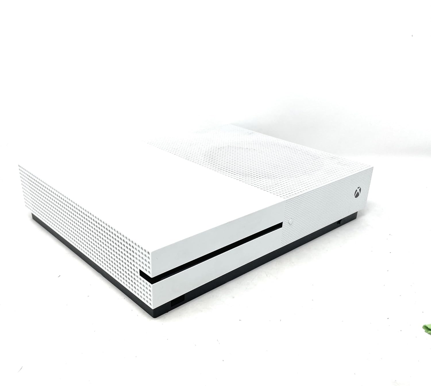 Priekyje view of Xbox One S console with controller