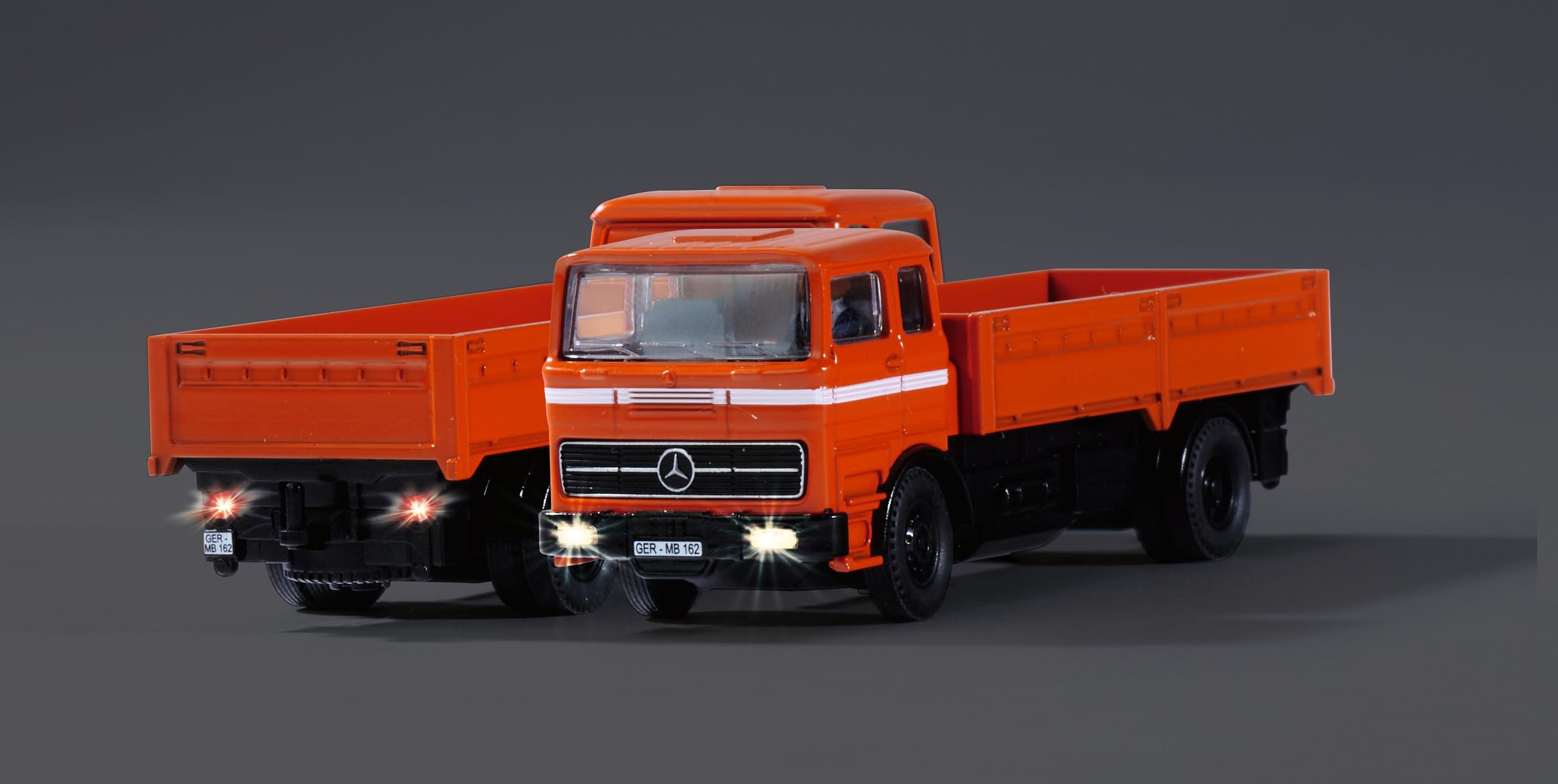 Carson 1:87 MB 1620 Pritsche mit Anhänger 100% orange - Fahrfertiges Modell, RC Auto, H0 Auto,RC Modell,Diorama Fahrzeug, Ferngesteuerter LKW, Remote Controled Truck