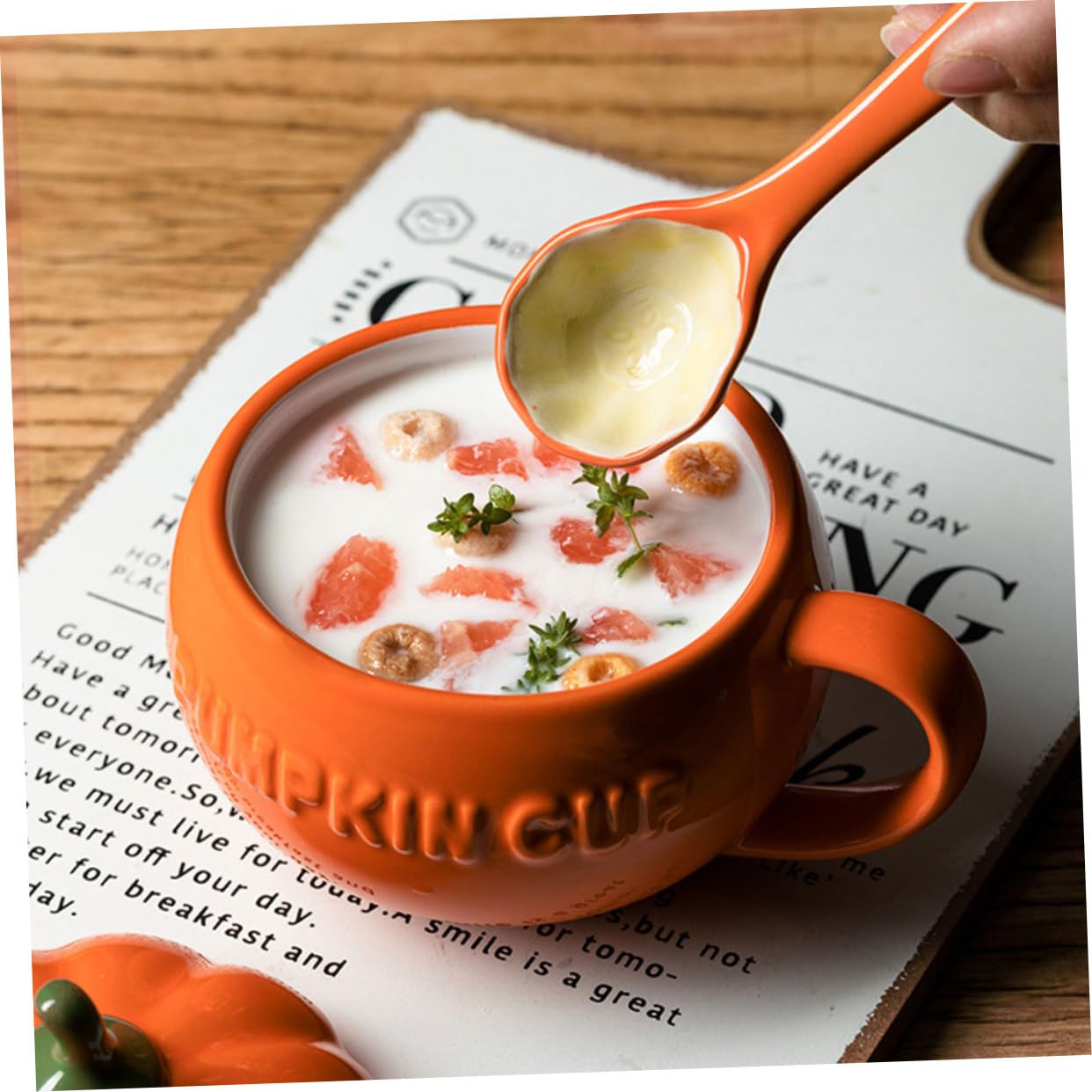 Tazza da Caffè in Porcellana a Forma di Zucca Arancione con Coperchio e Cucchiaio, Design Confortevole la Casa, Sostituto Ecologico delle Tazze di Plastica