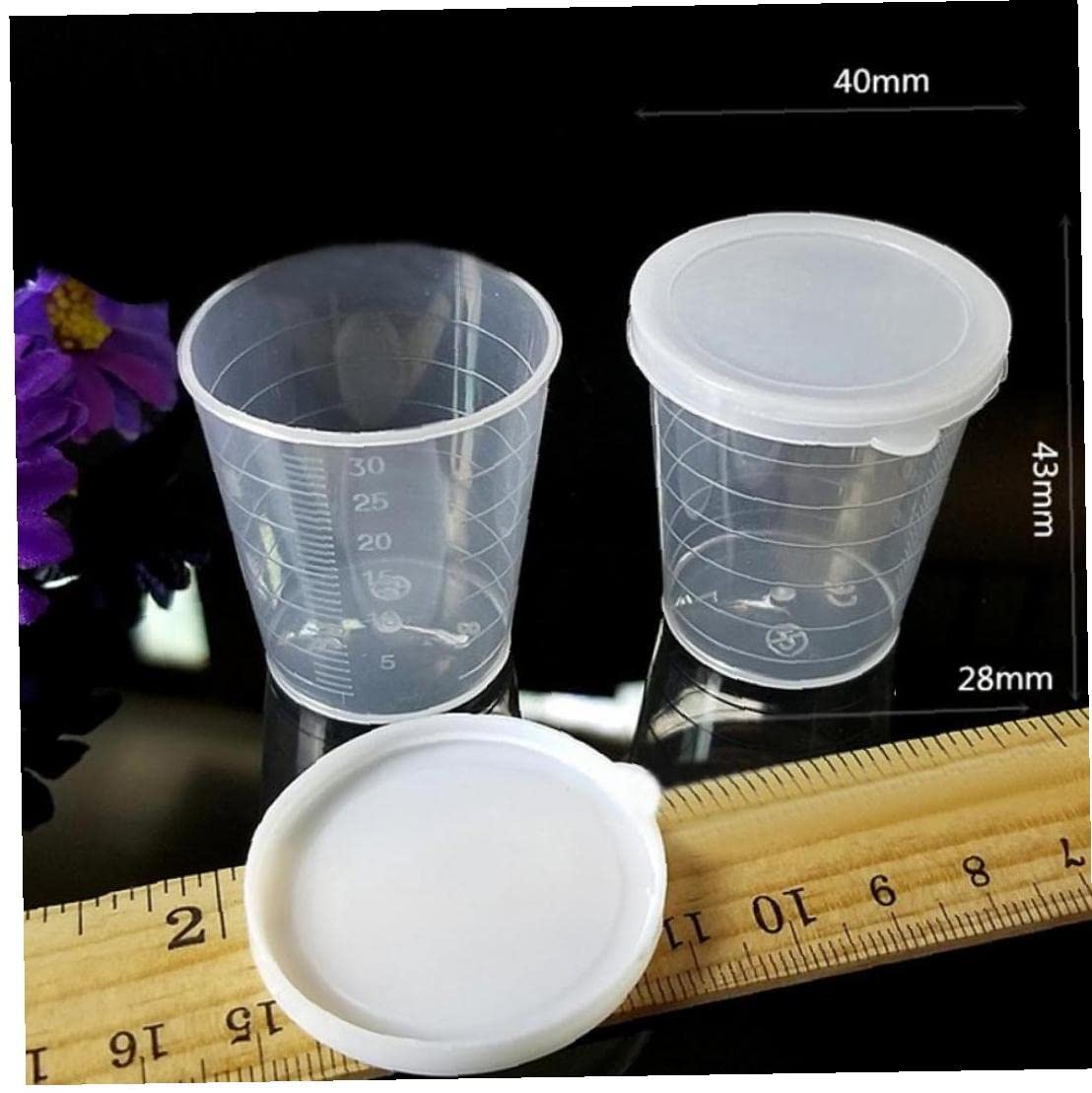 Tazza Di Misurazione Di Cottura Della Ragazza Di Farina Immagine Stock