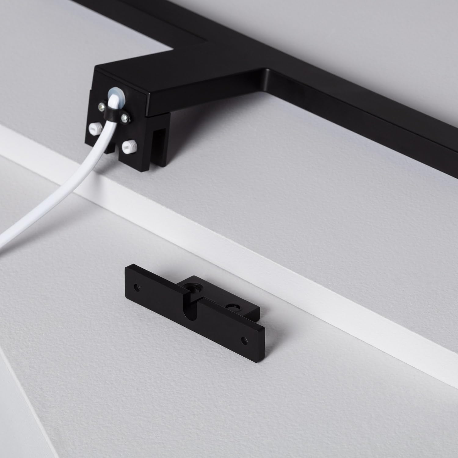 LEDKIA LIGHTING Aplique LED para Espejo de Baño Carl 5 W 6000 K Blanco Frío | Negro | Instalación sobre espejo para iluminación frontal uniforme en lavabos y aseos