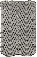 Vista 7 de Klymit Colchoneta de dormir aislada doble en V, colchón de aire ligero para acampar para tiendas de campaña y autos con mapeo corporal Tech Blue-2020