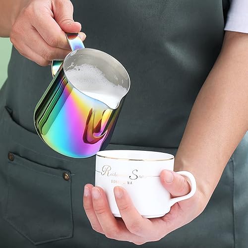 Miniatura 7 de Jarra Espumadora de Leche 12oz - 350ml, Kyraton Jarras de Acero Inoxidable para Espresso con Bolígrafo Decorativo, Jarras de Café Espumador Tazas