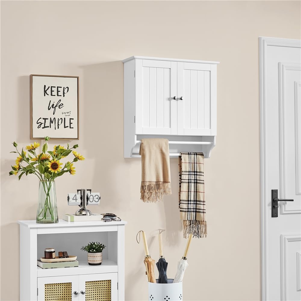 Yaheetech Mobile Bagno da Parete Pensile Sospeso Armadietto Armadio con 2 Ante e Ripiano Regolabile Asta Porta Asciugamani Salvaspazio per Cucina 60,5 x 22,5 x 64 cm Bianco