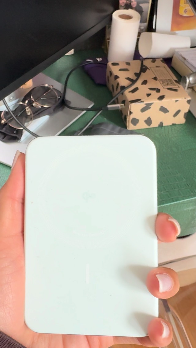 Serena Rathi Watch Honest Review of the Anker MagGo Power Bank on Amazon Live