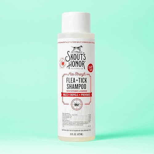 SKOUT'S HONOR Champú Flea + Tick con aceites esenciales de madera de cedro natural y menta, 16 onzas.
