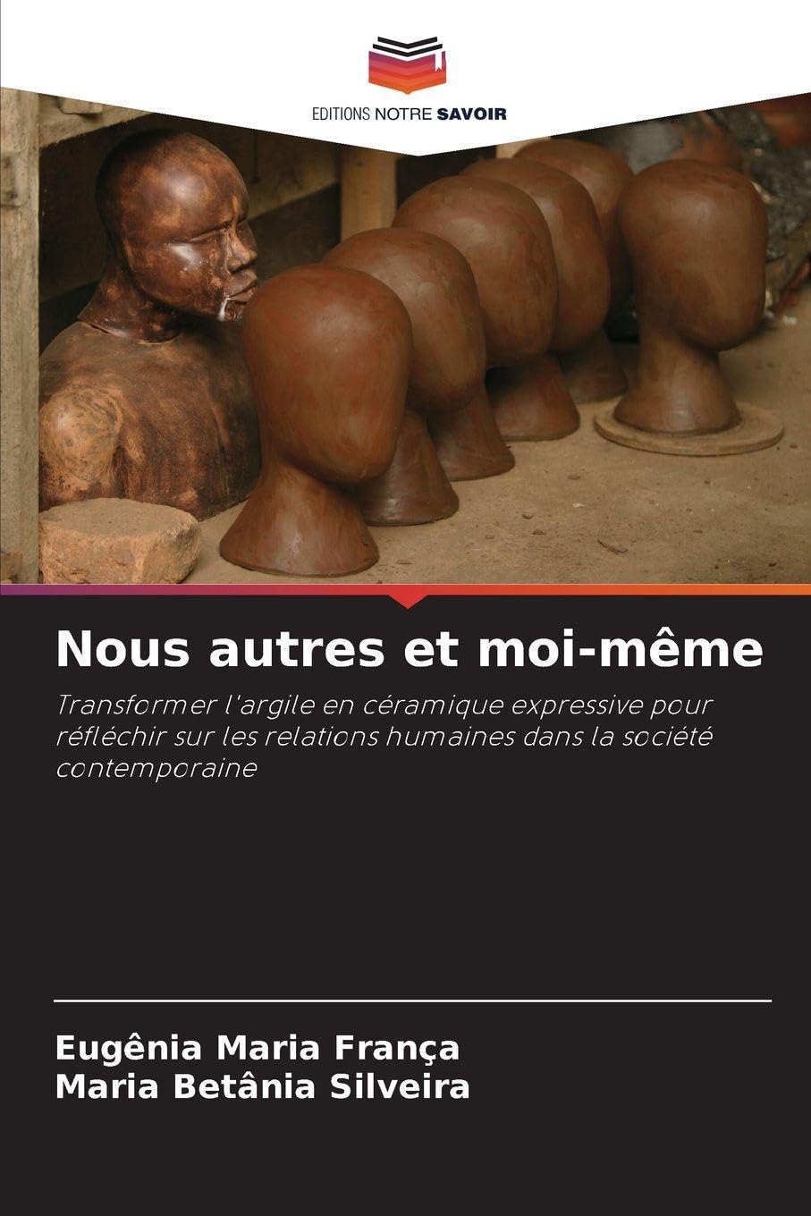 Nous autres et moi-même: Transformer l'argile en céramique expressive pour réfléchir sur les relations humaines dans la société contemporaine