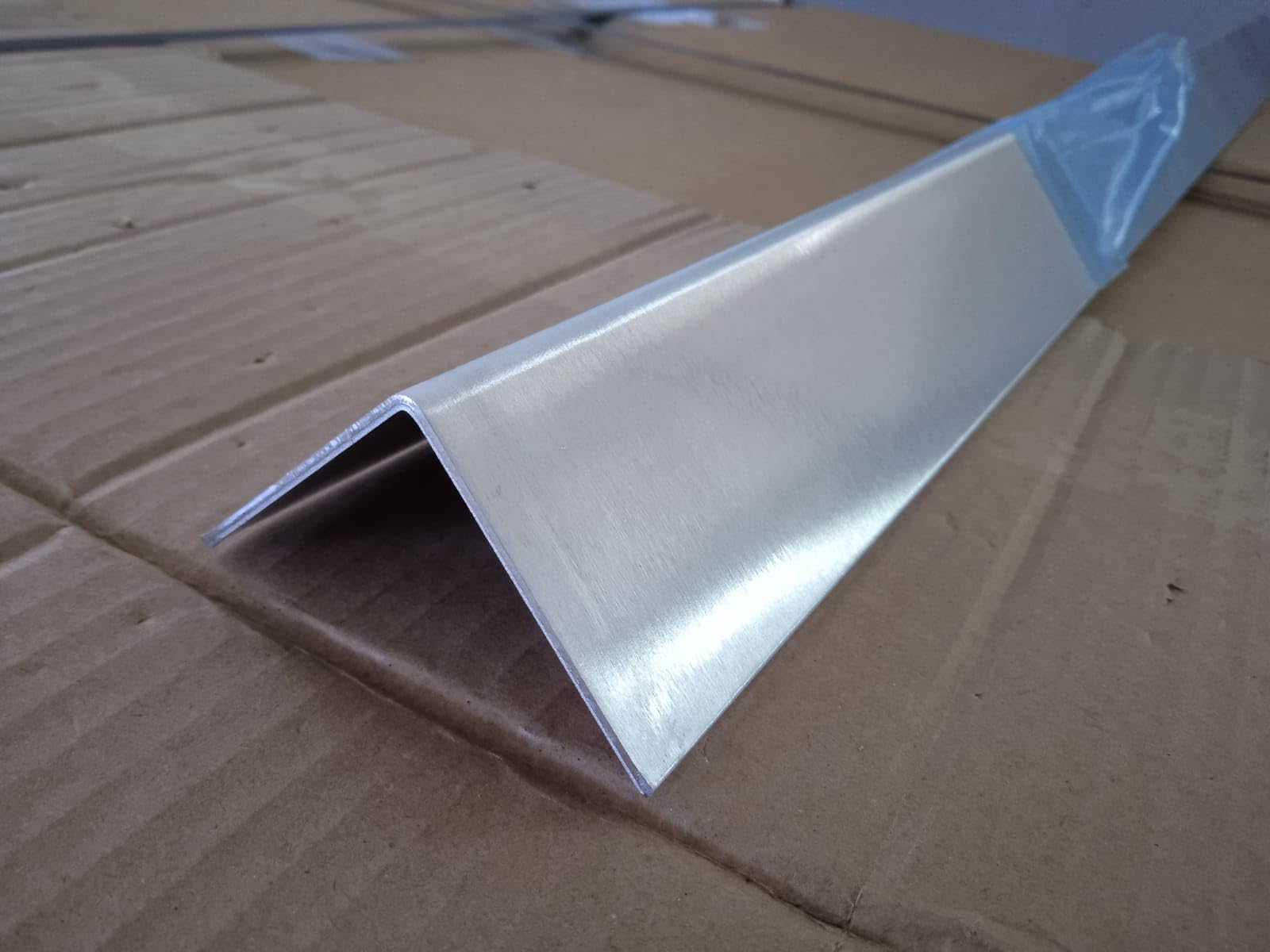 ANGOLARE 35,5X2,4 ALLUMINIO NATURALE 1 METRO