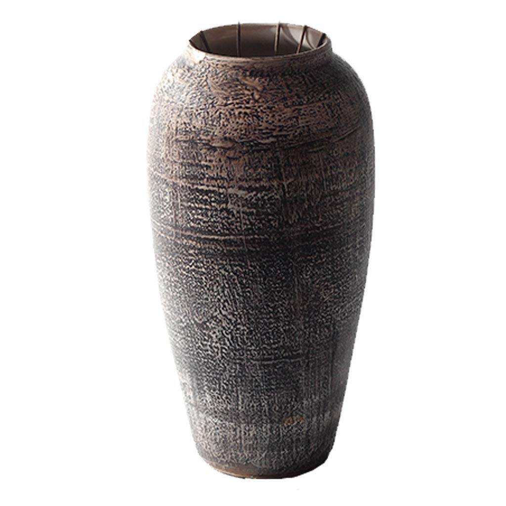 Vase en céramique simple pour rompre la monotonie d'une pièce vide