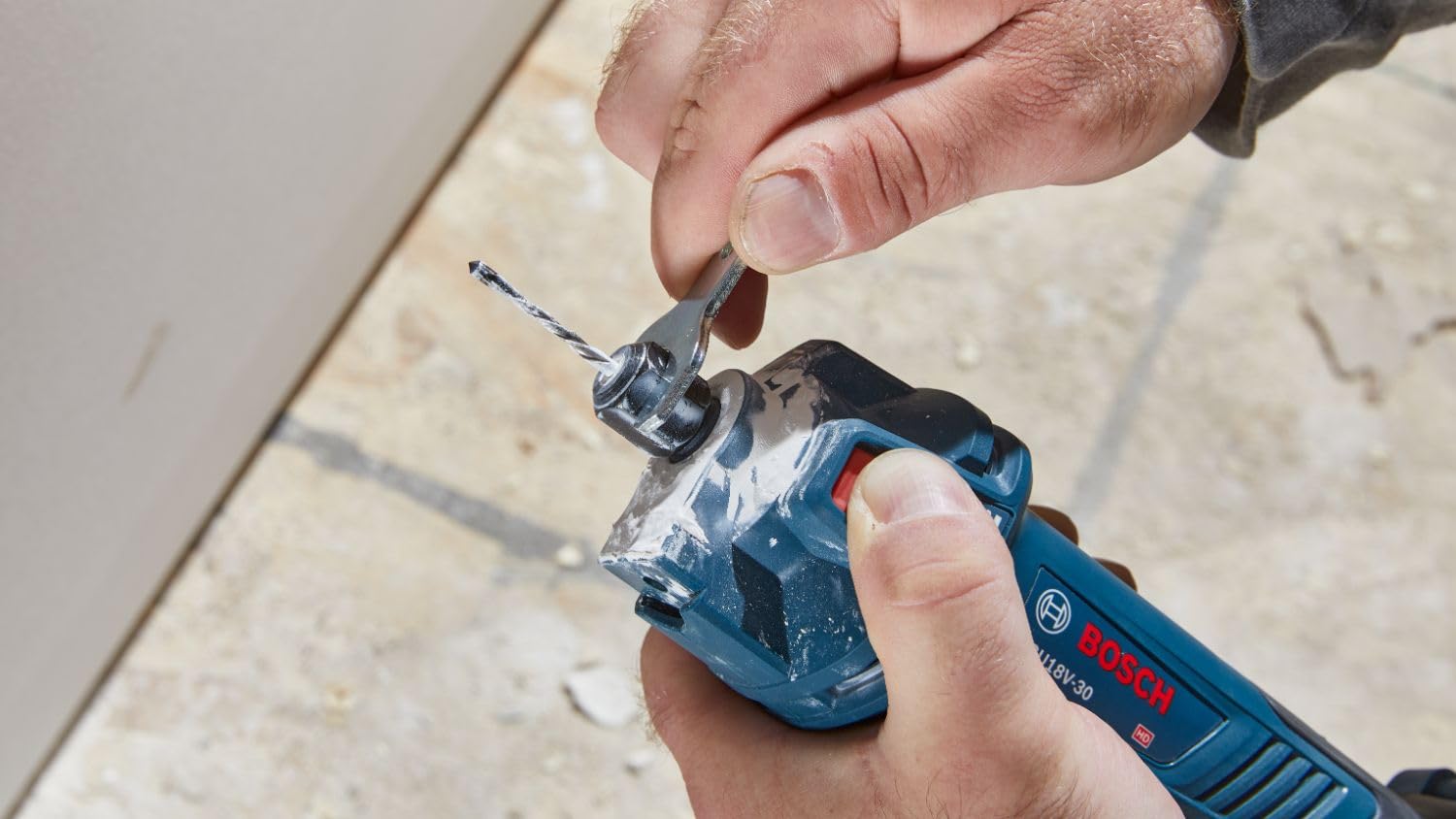 BOSCH GCU18V-30N Outil de découpe sans fil pour cloison sèche sans balais 18 V (outil nu)