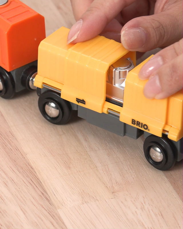 atsu　送料込み ブリオ カーゴトレイン 33982 (鉄道おもちゃ) 価格比較 - 価格.com