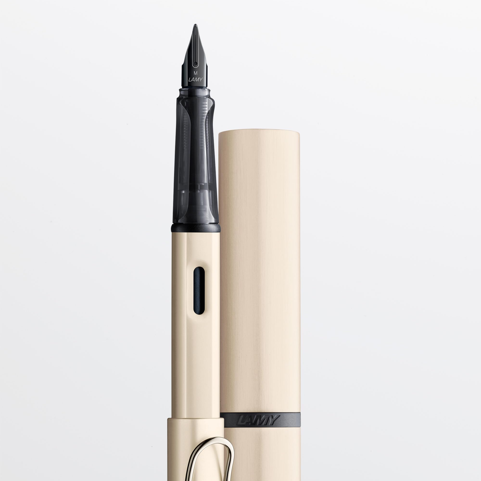 Lamy Penna stilografica Lx in palladio - Pennino rivestito in PVD e impugnatura ergon. - Acciaio F -Corpo leggero in allum. -Cartuccia di inchiostro blu T 10 e custodia in metallo -Per destrimani