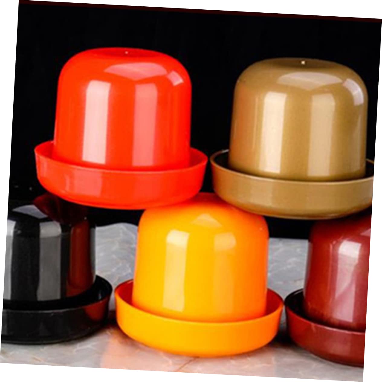 Abaodam Set da 5 Tazze per Dadi Spesse con Coperchio Anti-imbroglio e 25 Dadi Colorati per Giochi da Bar Ktv, Tazza Antirottura Resistente per Serate con Amici e Feste