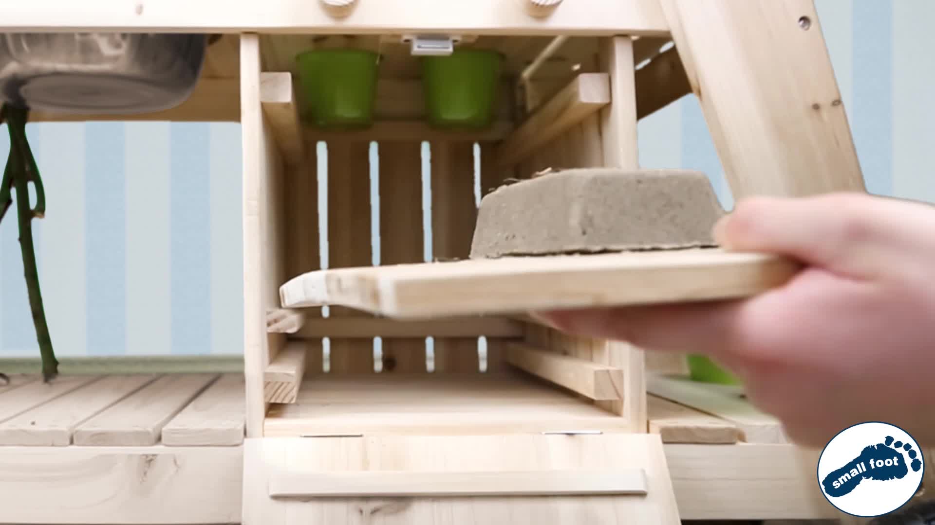 small foot Matschküche aus massivem und witterungsbeständigem Holz für Kinder ab 3, Outdoorküche mit Rädern, 11665 104 x… – Bild 8