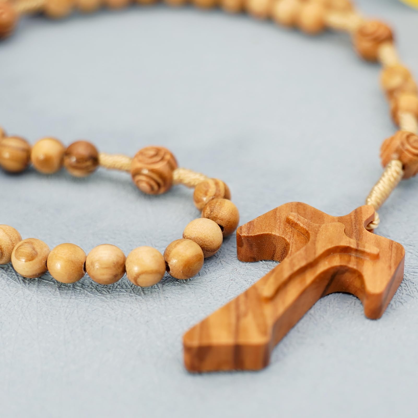 Różaniec z drewna oliwnego z wisiorkiem w kształcie krzyża tau, katolicki naszyjnik z koralików modlitewnych | Rzeźbione drewniane koraliki, wiązany sznurek, religijne oddanie chrzest bierzmowanie prezent