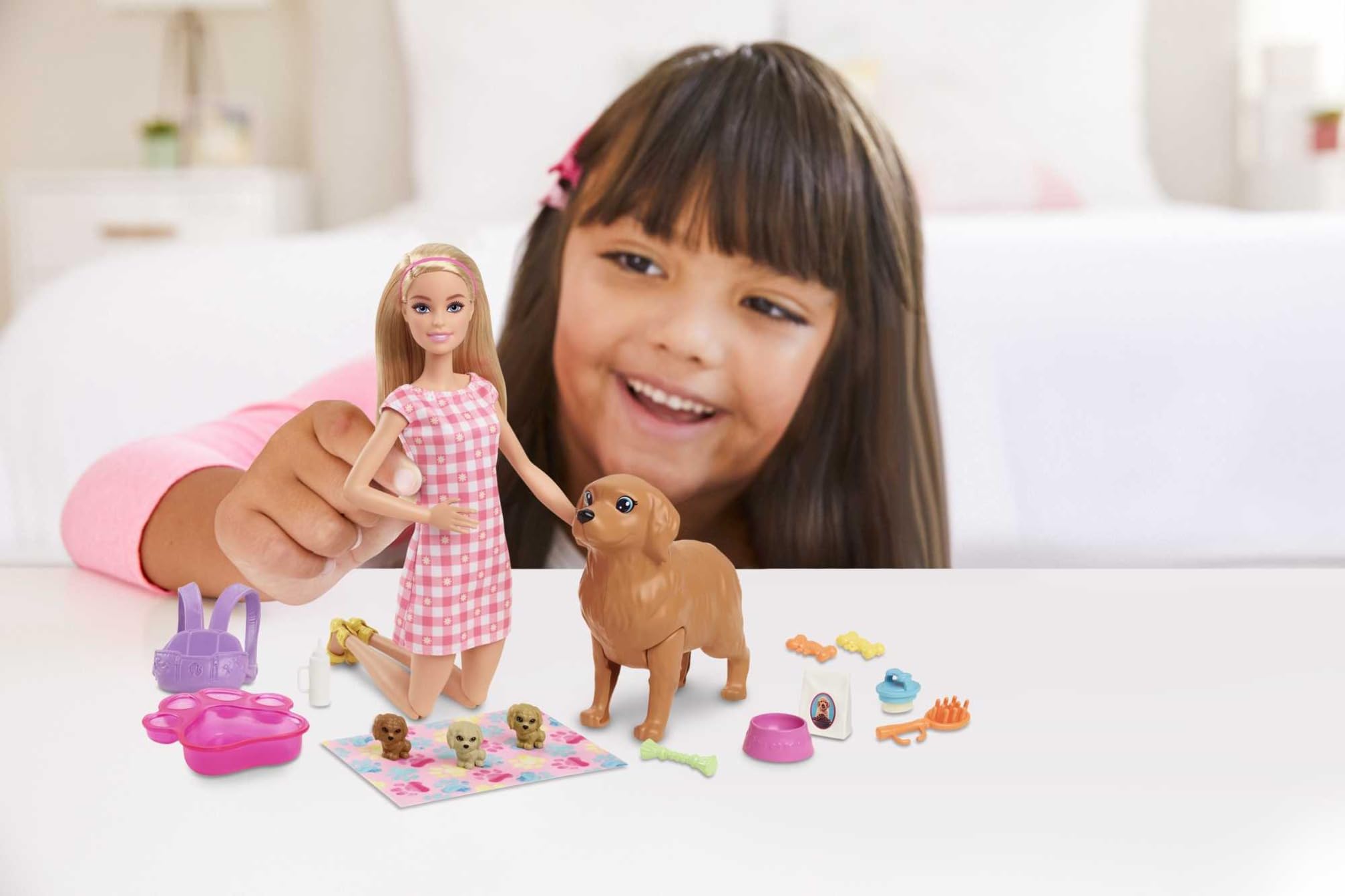 Barbie Perritos recién Nacidos Muñeca Rubia con Perrito y Accesorios de Juguete, Regalo para niñas y niños +3 años (Mattel HCK75)
